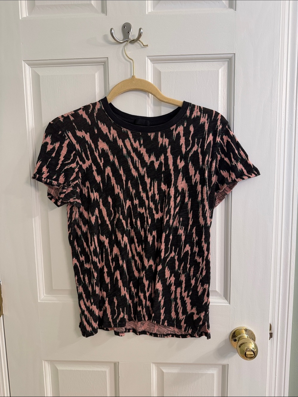 ATM Anthony Thomas Melillo Black and Pink Abstract Pattern Short Sleeve Tee